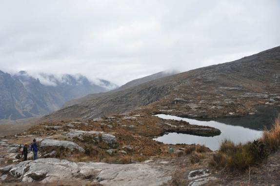 Lagunas com águas mais escuras do outro lado do paso, no último dia do trekking Santa Cruz, na Cordillera Blanca, região de Huaraz - Peru
